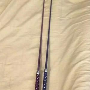 Dressyrspön - 30 kr st eller båda för 50 kr. Använda fåtal gg. Väger inte så hemskt mycket❤