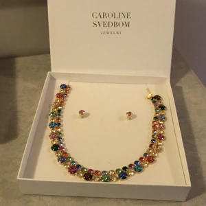 Smycketset Caroline Svedbom - Riktigt statementpice halsband - nytt i kartong och aldrig använt med matchande örhängen. Perfekt till nyårsfesten 🤩🥳 Nypris ca 3000 kr. 