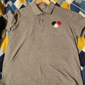 Mocnler pike - Moncler pike säljes storlek L sitter S-M bra skick säljes för 800kr