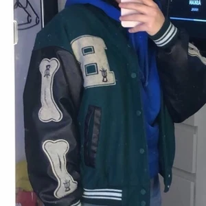 Jacka  - Köpte på depop för 800 i januari men använd typ 5 gånger å i jätte bra skick , säljer den för 200+ frakt . Strl M men passar s/xs❤️