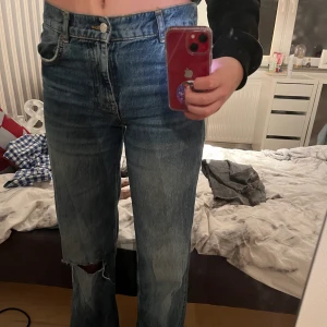 Jeans - Säljer mina favorit jeans. Blåa lågmidjade  jeans från zara. Ingen budgivning!