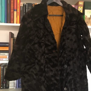 Faux fur vinterkappa - Vinterkappa i fuskpäls, köpt secondhand. Strl S