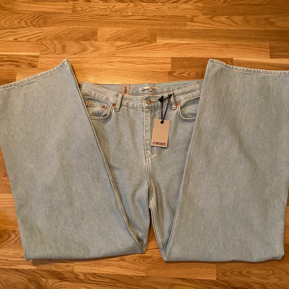 Aldrig använda jeans från junkyard, lappen sitter kvar. Vida ben, skulle kunna passa dig med storlek L                     KÖP DIREKT FÖR 120kr. Jeans & Byxor.
