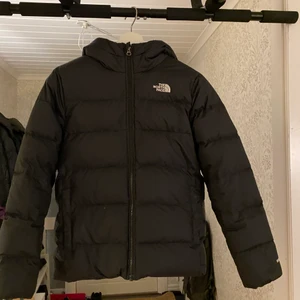 The north face jacka - En north face jacka som jag säljer för jag fått en ny jacka  nypris: ca 2500 (Skriv för mer bilder) pris går att diskutera