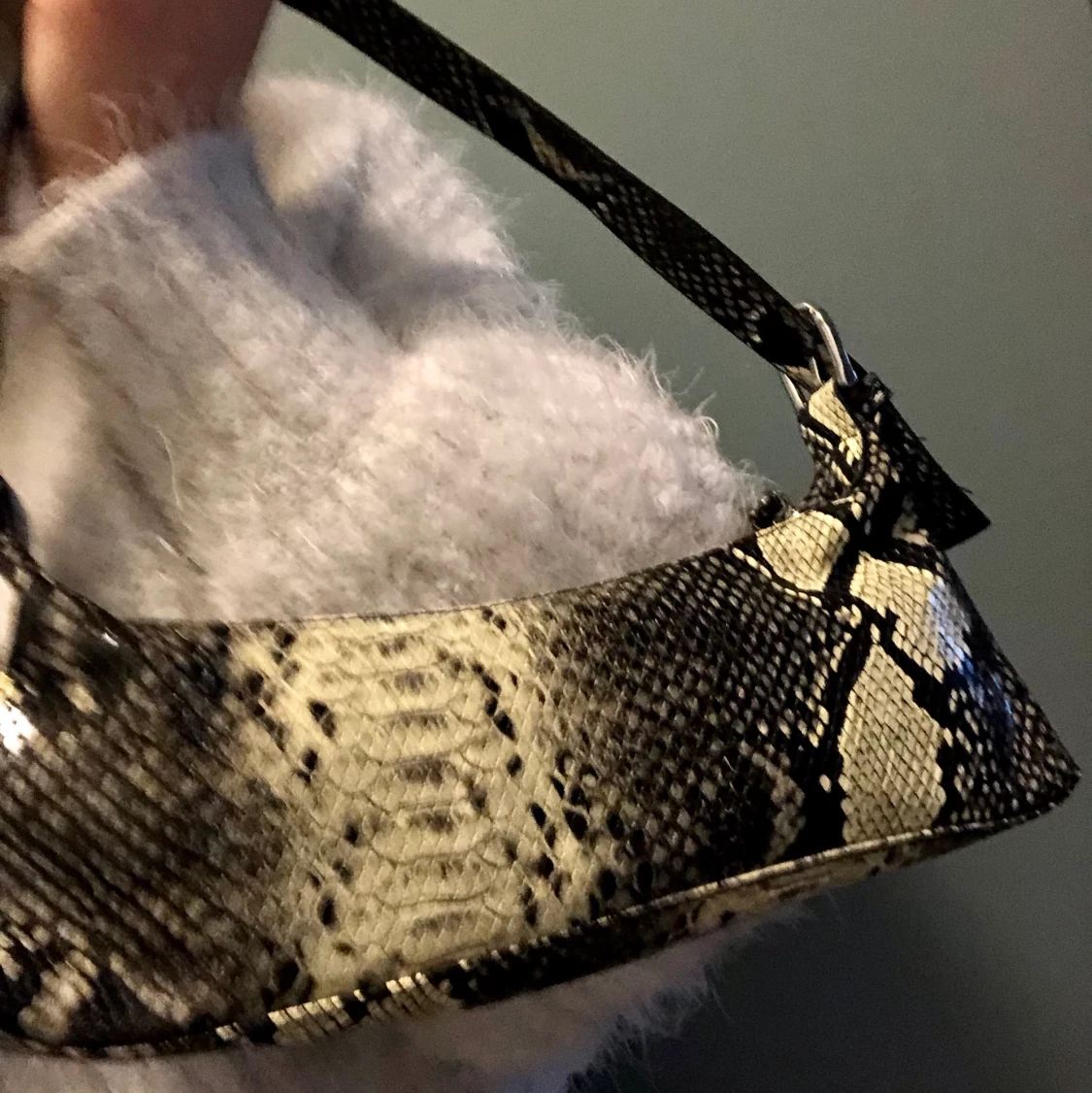 Ormskinnsmönstraf handväska från Monki - 90