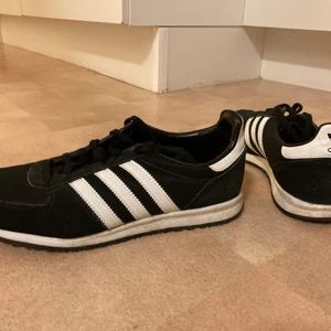 Adidas sneakers storlek 38 - Adidas sneakers i storlek 38, väldigt bra skick och väldigt sköna. 