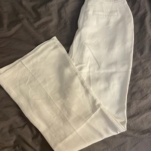 Vita kostymbyxor  - Kostymbyxor från Nelly! Endast provade- säljer pga fel storlek! Skriv för bättre bilder🥰. Köpta för 499kr