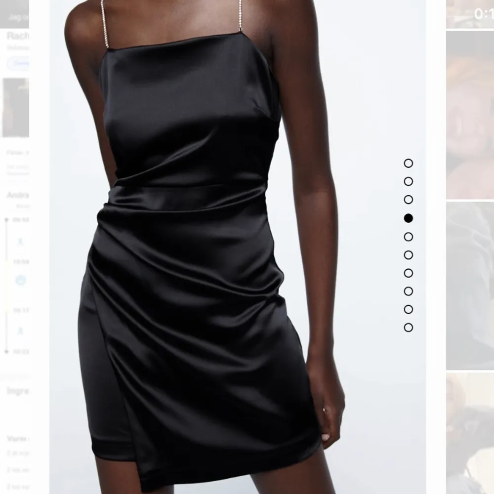 Intressekoll på denna slutsålda klänning från Zara. Endast testad, storlek S men sitter tajt över rumpa/lår. Köptes nu i december för 399kr. . Klänningar.