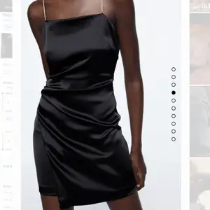 Intressekoll på denna slutsålda klänning från Zara. Endast testad, storlek S men sitter tajt över rumpa/lår. Köptes nu i december för 399kr. 
