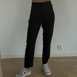 Bruna kostymbyxor från weekday - Storlek 34