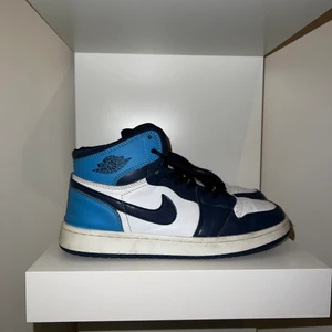 Air Jordan  - Air Jordan 1 som jag ej använder längre. Köptes från Plick 1 år sen. Användt helt okej lite crease drf ej säljas till ett för dyrt pris. Lite smutsig men går att tvätta bort.
