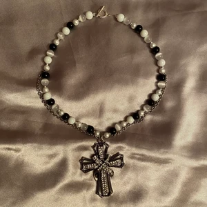 ✞ halsband ✞ - Halsband gjort på vita och svarta glaspärlor och vaxade pärlor. I mitten hänger ett stort kors med strass ✝️♠️🃏♣️⛓ !GRATIS FRAKT!