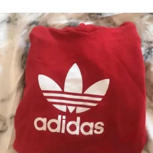 Adidas hoodie - Säljer min endast testade adidas hoodie i storlek M. Som sagt så är den endast testad här hemma men tycker inte rött är min färg så därför säljer jag den. Skriv om du undrar något mer. 