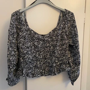 Bikbok blus - Fint skick, nästan aldrig använd // kan bäras som off shoulders eller ej