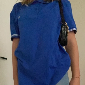 Jätte fin blå oversized Champion t shirt - Jätte fin o skön blå tröja, jätte lätt att styla med har små vita detaljer om ni vill se mer detaljer av tröjan kontakta mig, köparen står alltid för frakten! 🫐💕 bara andvänd 1 gång och säljs pga av att den inte kommer till användning.  