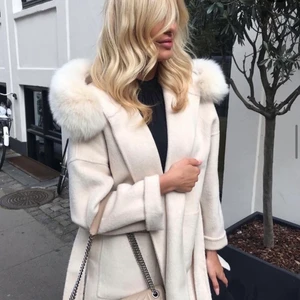 Lara Kappa, äkta rävspäls ONESIZE - Säljer min helt nya lara kappa i färgen krämvit & i storlek ONESIZE. Väldigt populär kappa som är eftersökd. 