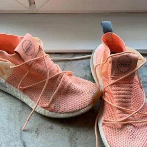 Adidas Originals ”Arkyn Primeknit” - Har ett par adidas originals ”Arkyn Primeknit” skor i stl 38 2/3, endast använda vid ett tillfälle så är i nyskick. Smutsfläck blev dock framme vid tårna på skorna eftersom det var regn, dock inte provat att ta bort! Men i övrigt helt och absolut fint skick. Nypriset var 1499kr och säljes för 200kr! Mvh🌸🌸