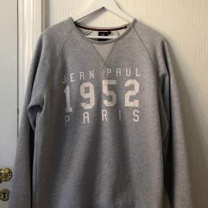 En grå Jean Paul sweatshirt