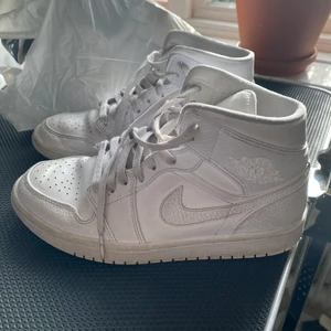 Jordan 1 mid  - Air Jordan 1 Mid’s, storlek 40.5. Använt skick men ser nog som nya ut efter att ha blivit tvättade 😁 Köpta förra sommaren och använda i några månader, har inte använt dem på ett år nu. Viss slitning på höger sko, framsidan (se bild tre). Nypris 1399, köpta på Nike.com. Köparen står för frakt på 66kr ☺️