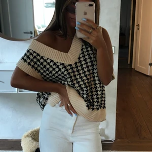 Rutig Väst - Endast använd ett fåtal gånger så den är i nyskick! I bra kvalitet och skitsnygg att styla både över något t.ex en skjorta eller bara ha den som en tröja i sig (som på bilderna) Den är i storlek S men skulle mer säga att den är ONESIZE och passar de flesta då den är rätt oversized i modellen☺️