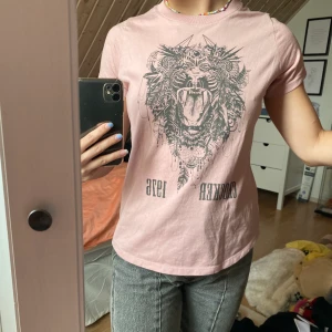 Rosa T-shirt med tryck - Smutsrosa T-shirt med tryck ifrån Crocker. Knappt använd. Hör av er vid frågor💞