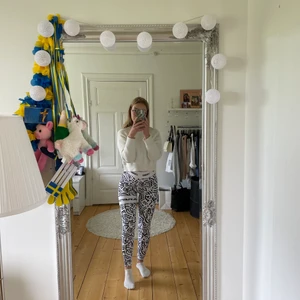 Stronger tights - Stronger tights från kollektionen safari i fint skick! Finns en liten liten fläck på kantbandet som inte märks, syns på sista bilden. Bättre bild skickas givetvis vid intresse! Annars i nyskick. 200kr, priset kan diskuteras vid snabb affär! Betalas via Swish. Köparen står för frakt ⚡️⚡️