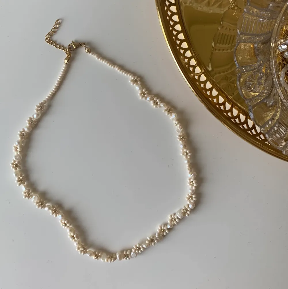 Av äkta sötvattenspärlor!🤍🤍 Lås är vattentåligt och halsbandet justerbart. Säljer även liknande smycken på min Instagram @aliceruthjewelry ! Halsbandet är handgjort och kostar 249kr + frakt på endast 12kr 🥰. Accessoarer.