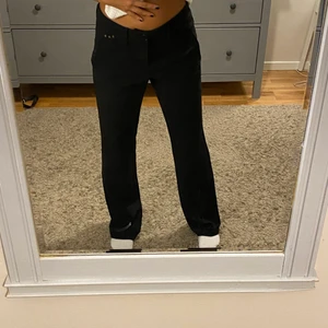 Kostymbyxor Esperit strl 32 - Säljer dessa super snygga raka kostymbyxorna. De är i storlek 32 men passar även 34 då jag på bilden är det! Bra sick men lite noppriga. Hör gärna av dig vid frågor eller fler bilder! Frakt tillkommer❤️😇