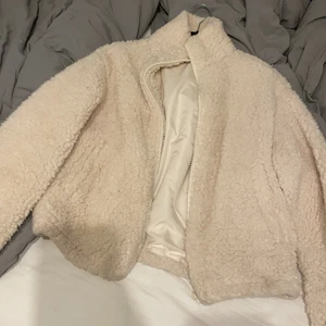 Teddyjacka - En superfin och varm teddyjacka/kofta. Endast testad så i jättefint skick. 