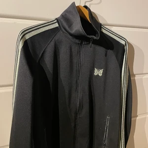 Needles x Mr Porter track jacket - Needles x Mr Porter track jacka köpt från Mr Porter för ca 2 år sedan. Sparsamt använd inga flaws. Så gott som ny. Size L men passar M också. Priset är diskuterbart