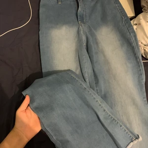 Blåa jeans  - Strechigt material, aldrig använda då dem är för långa för mig (är 160).  Utsvängda där nere        OBS! Kunden står för frakten!!