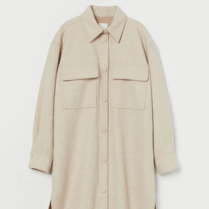 Shacket beige - Helt ny shacket från hm. Den är endast testad och inte kommit till användning. Slutsåld. Superfin i ull så håller verkligen värmen även i kallare temperaturer. Bild med jackan på kan fås vid begäran! 