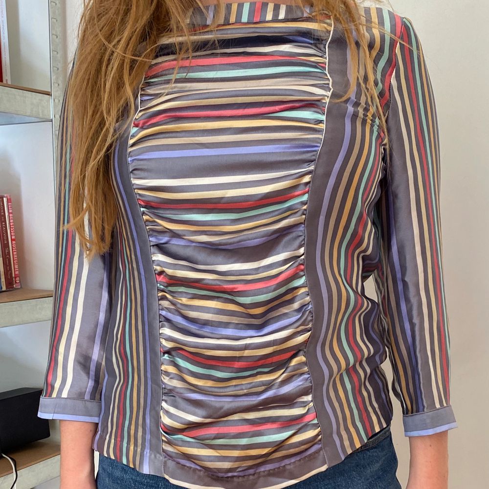 I am selling this premium silk blouse that is bought in China. Worn only a few times. We can meet in Stockholm or I can send it. . Blusar.
