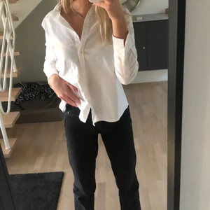 Vit skjorta - Säljer min super snygga skjorta från lager 157, Ej använd! Storleken är S och sitter super bra!⚡️🌸🌻           
