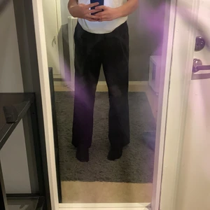 Svarta baggy byxor från sweet sktbs  - Inte använt plagget så mycket, svart byxor i storlek M, köpt på junktyard med märket sweet sktbs. 