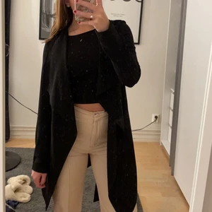 Kappa - En superfin tunn svart kappa med band runt midjan (går att ta bort). Den är i bra skick och är i storlek S✨