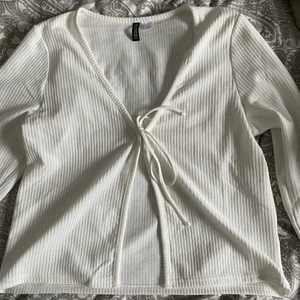 Tröja ifrån H&M - Säljer denna tröjan som aldrig är använd, storlek L ❣️