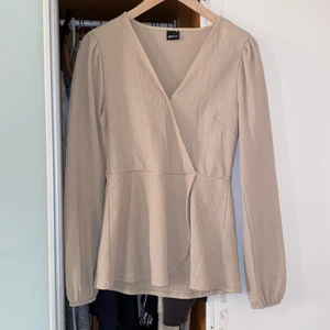 Blus - Säljer denna fina blus köpt på Gina Tricot. Man kan ha den för finare tillfällen men även vardag. Använd denna max 5 gånger 🤍