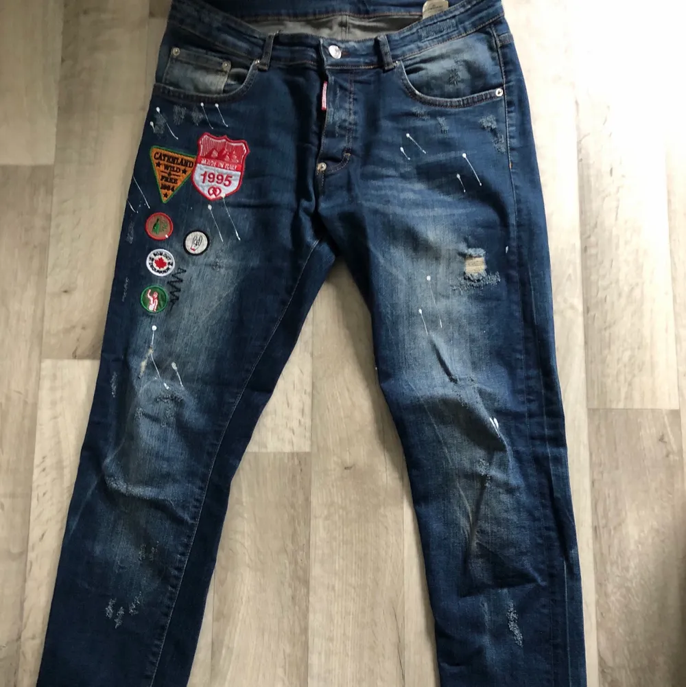 Ett par dsquared jeans i storlek 48. Nypris: 3899kr. Jeans & Byxor.