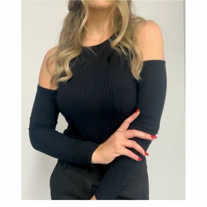 Svart tröja storlek S - Svart tröja i storlek M. 