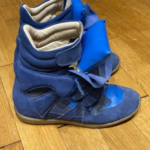 Isabel marant skor / sneakers blå - Kornblåa Isabel marant kopior i storlek 36/37. Använda men fortfarande bra skick. Otroligt sköna och i en fin, ovanlig färg. Skön passform!  Inköpta för 1099 sek . Mer bilder finns :)