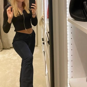 Dragkedjetröja - Mysig & skön dragkedjetröja, dubbla dragkedjor så att du kan dra upp & ner och sjysstera längden på tröjan själv. Skön & nice festopp❤️‍🔥