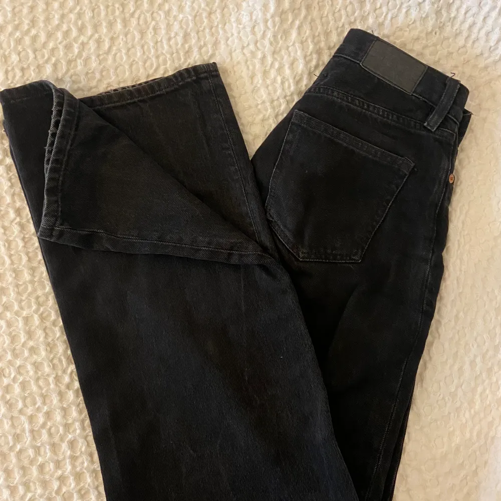 Säljer mina älskade Yoko jeans från Monki då jag vuxit ur de. Älskar dessa byxor, passar perfekt till allt och är supersköna! Sparsamt använda. Köparen står för frakt och betalning via swish🤎⚡️. Jeans & Byxor.