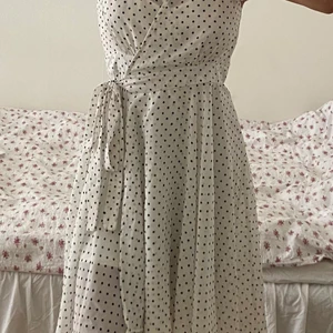 Omlottklänning - Vit prickig kortärmad omlottklänning i storlek S från BikBok