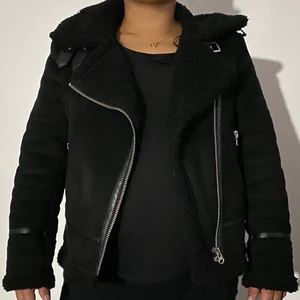 Jacka  - Säljer min svarta jacka från Zara storlek M, Säljes för att den inte kommer till användning längre, använd en höst. !Obs står ej för frakten! 