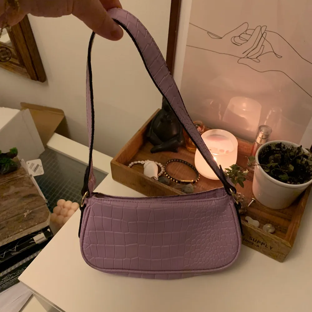 Använd jättefin rosa väska!! Tror originellt från ASOS. Älskat den men inte riktigt min stil längre 💖. Accessoarer.