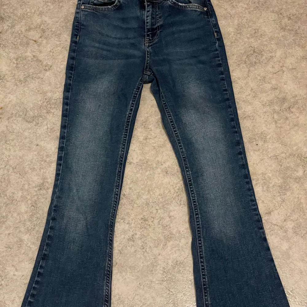 Mörkblåa bootcut jeans från Gina tricot. Dessa blev för små vilket blir att det säljs. I storlek xs<3. Jeans & Byxor.