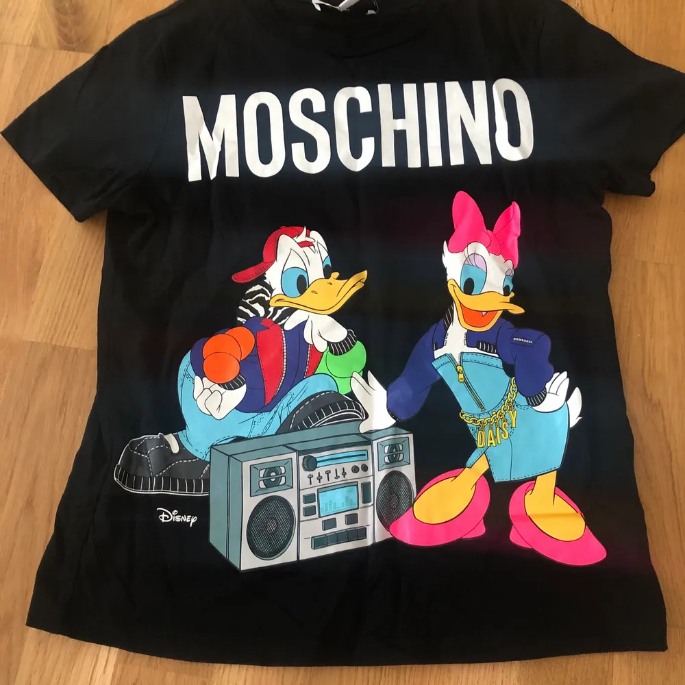 En T-shirt från Hm x Moschino. I storlek xs, tröjan är i fint skick. Denna t-shirt säljs inte längre.. T-shirts.