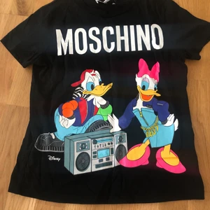 HM x Moschino  - En T-shirt från Hm x Moschino. I storlek xs, tröjan är i fint skick. Denna t-shirt säljs inte längre.