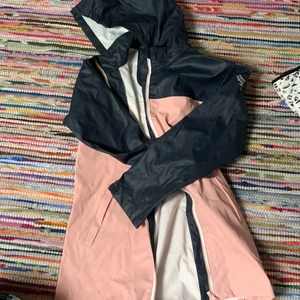 ☔️ jacka  - Har även en till fast i helrosa. Den är tyvärr hos min pappa så kan inte lägga ut bild på den. Men låssas bara att den också är här hahah . Frakten ingår i priset 💜